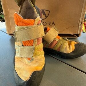 Kids Climbing Shoes with Velcro Straps